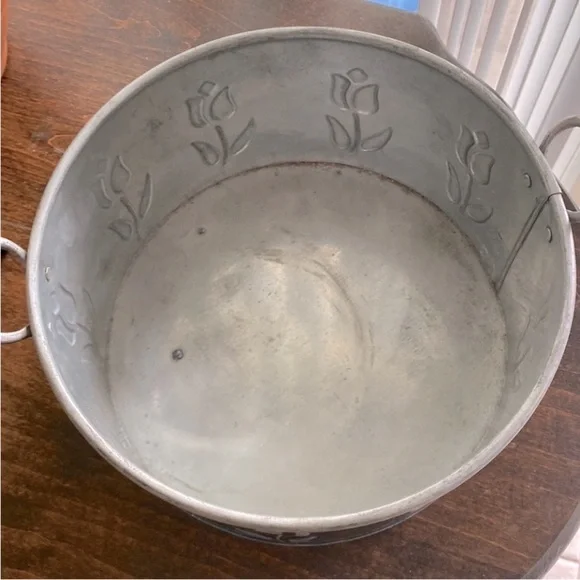 Tulip Design Low Profile Tulip Navy Blue Galvanized Metal Tub Planter 9” Terrain